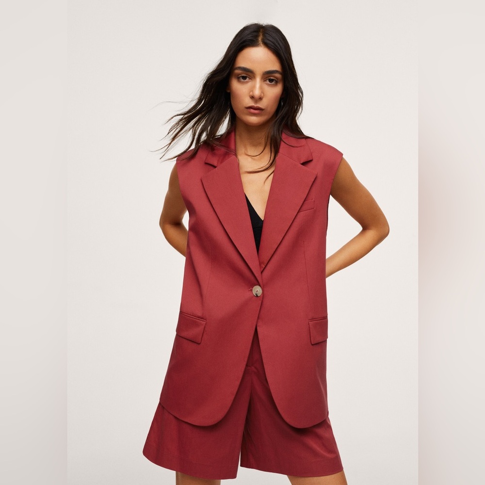 Cotton pleated Bermuda shorts and vest